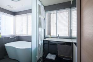y baño con bañera y lavamanos. en Private house Kuranoya Sapporo en Sapporo