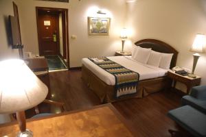 Postel nebo postele na pokoji v ubytování Radisson Hotel Varanasi + 37 fotografií