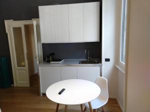 Kuchyň nebo kuchyňský kout v ubytování Grey Design Suite
