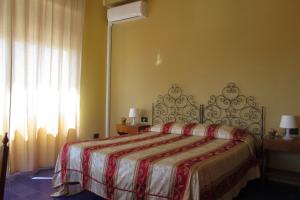 Łóżko lub łóżka w pokoju w obiekcie Hotel Panorama di Sicilia