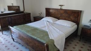 カルレンティーニにあるB&B Cavourのベッドルーム(ベッド1台、大きな鏡付)