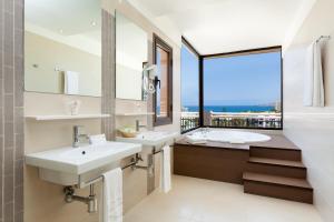 Ванная комната в Tigotan Lovers & Friends Playa de las Americas - Adults Only (+18)