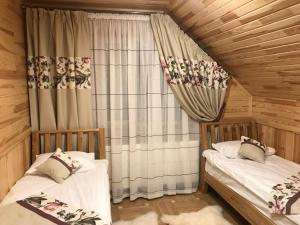 Ένα ή περισσότερα κρεβάτια σε δωμάτιο στο Rodynne Gnizdo