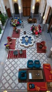 een uitzicht over de lobby met tafels en stoelen bij Riad jasmins & Spa in Fès