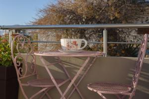 - Balcón con mesa y sillas y taza de café en Spyros Apartments with Pool, en Kalamaki