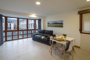 una sala de estar con un sofá y una mesa en Ciudad de Orduña, en Orduña
