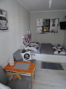 um quarto com uma cama, um sofá e uma mesa em Zenhouse apartament Warszawa Ursynów, Mokotów wynajem krótkoterminowy, noclegi em Varsóvia