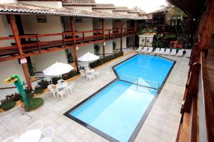 塞古羅港的住宿－Hotel Adriattico，享有酒店游泳池的顶部景色
