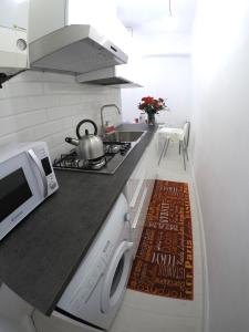 uma cozinha com uma máquina de lavar roupa e um micro-ondas em Interno5 Apartment em La Spezia