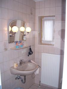 Koupelna v ubytování Lallinger Hof + 37 fotografií