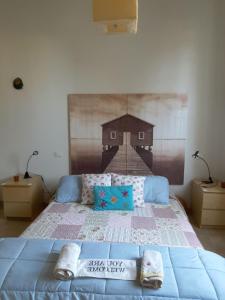 ティレニアにあるSea beach relaxのベッドルーム1室(壁に絵画が描かれた大型ベッド1台付)
