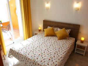een slaapkamer met een bed met twee gele kussens bij Apartment Vistamar 3 in Cumbre del Sol +58 foto's