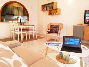 een woonkamer met een laptop op een tafel bij Apartment Vistamar 3 in Cumbre del Sol