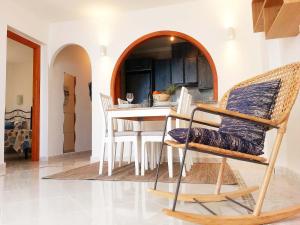 een eetkamer met een tafel en een stoel bij Apartment Vistamar 3 in Cumbre del Sol