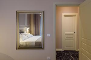 Postel nebo postele na pokoji v ubytování Marie Claire Apartments & Spa