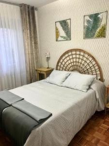 1 dormitorio con 1 cama grande con sábanas blancas en Lauramer Apartamento Bakio en Bakio