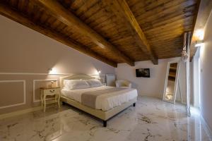 Postel nebo postele na pokoji v ubytování Marie Claire Apartments & Spa