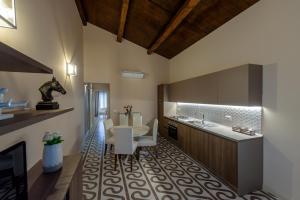 Kuchyň nebo kuchyňský kout v ubytování Marie Claire Apartments & Spa