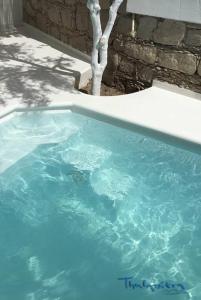 Foto dalla galleria di Thalassitra Private Pool Suites & Spa ad Adámas