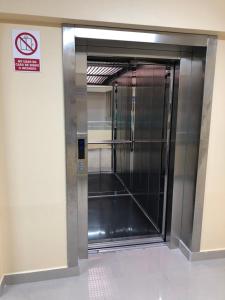 drzwi windy w budynku z tablicą zakazującą palenia w obiekcie Sumaq Hotel Tacna w mieście Tacna