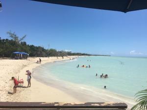 un grupo de personas en el agua en una playa en 3 Bedroom Home Best Price Bayamon by Rentalspr, en Bayamón