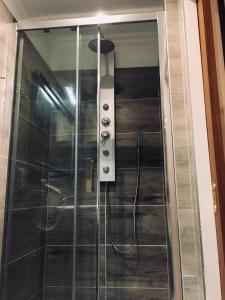 W łazience z przeszklonymi drzwiami znajduje się prysznic. w obiekcie Apartament Ormiańska w mieście Zamość