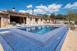 una piscina con suelo de baldosa azul y una casa en Casa Samantha with pool near Santa Maria, en Marratxí 