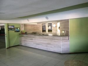 a kitchen with green walls and a counter in a room at Flat a beira mar em Angra dos Reis in Angra dos Reis +50 photos
