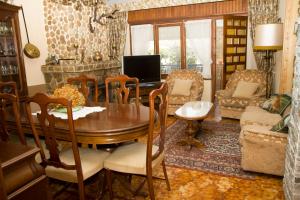 comedor con mesa de madera y sillas en Casa Rural el Cedro, en Abejar