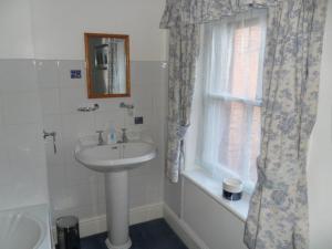 A bathroom at Big Sky Guest House- ROOM ONLY 