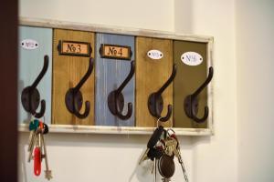 a rack of scissors hanging on a wall at Domus Paradiso City Center in Rome