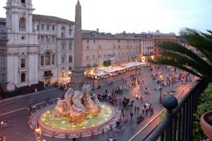 a city street with a fountain in the middle at Domus Paradiso City Center in Rome