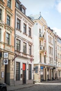 uma linha de edifícios numa rua da cidade em Riga Center Old Town Apartment em Riga