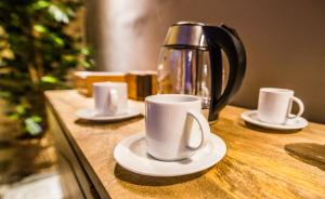 Příslušenství pro přípravu čaje a kávy v ubytování Marie Claire Apartments & Spa