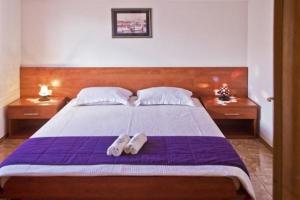 una camera da letto con un grande letto con due asciugamani di Vila Martin a Sevid