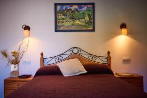 ein Schlafzimmer mit einem Bett und einem Bild an der Wand in der Unterkunft As Chivas in Redondela