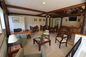 TV a/nebo společenská místnost v ubytování Howard Johnson Hotel Rinconada de Los Andes