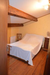 Ένα ή περισσότερα κρεβάτια σε δωμάτιο στο Saint Paul des Fonts