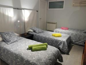 Habitación con 3 camas con almohadas verdes en ESTUDIO INDEPENDIENTE ESTANCIA MINIMA 30 noches contrato de temporada, en Madrid 13 fotos más