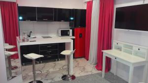 A kitchen or kitchenette at Pink Apartment near Airport