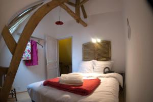 Una cama o camas en una habitación de Gîte des Demoiselles