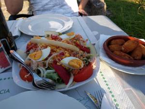 Comida en o cerca of this country house