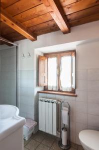 La salle de bains est pourvue de toilettes et d'une fenêtre. dans l'établissement Country House Vezzano, à Chiusi della Verna
