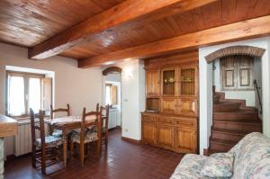 - un salon avec un plafond en bois et une table dans l'établissement Country House Vezzano, à Chiusi della Verna