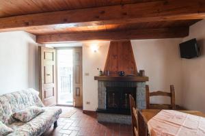 - un salon avec une cheminée et un canapé dans l'établissement Country House Vezzano, à Chiusi della Verna