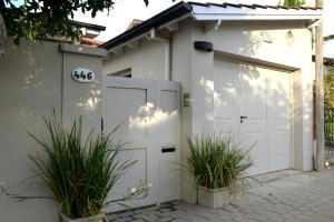 un garage bianco con il numero sopra di Loft Urbano a Tandil