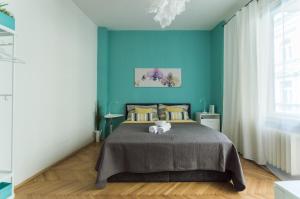 プラハにあるCentral Apartments With Terraceの青い壁のベッドルーム1室(大型ベッド1台付)