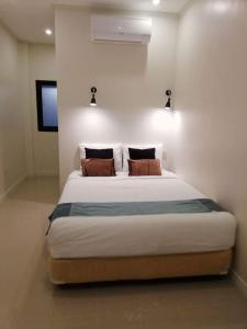 sypialnia z dużym łóżkiem z poduszkami w obiekcie Lagoon beach resort w mieście Gitagun