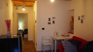een kamer met een keuken en een woonkamer met een tafel bij Borgo Marino in Molfetta