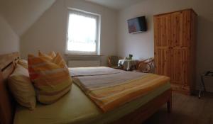 Ένα ή περισσότερα κρεβάτια σε δωμάτιο στο Ferienwohnung Gut Nietberg